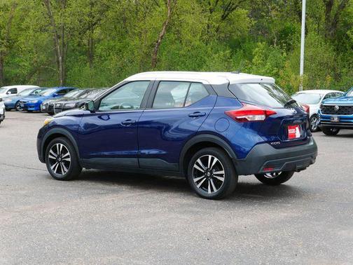 Deep Blue Pearl/Fresh Powder 2019 Nissan Kicks SV