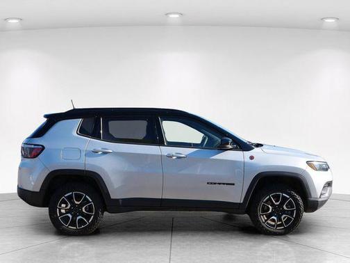 Silver Zynith Metallic Clearcoat 2025 Jeep Compass Trailhawk