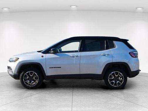Silver Zynith Metallic Clearcoat 2025 Jeep Compass Trailhawk