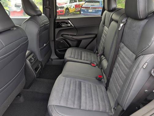 Labrador Black Pearl 2026 Mitsubishi Outlander SE