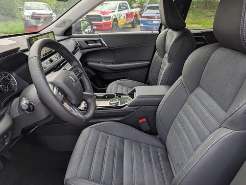 Labrador Black Pearl 2026 Mitsubishi Outlander SE