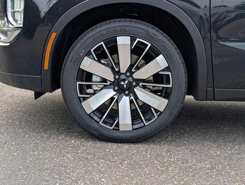 Labrador Black Pearl 2026 Mitsubishi Outlander SE