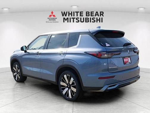 Moonstone Gray Metallic 2026 Mitsubishi Outlander SE S-AWC