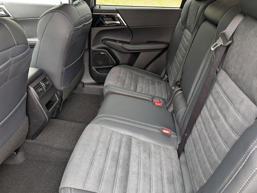 Moonstone Gray Metallic 2026 Mitsubishi Outlander SE S-AWC