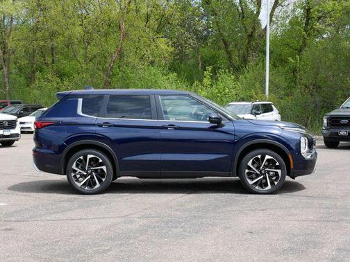 Cosmic Blue Metallic 2022 Mitsubishi Outlander SE