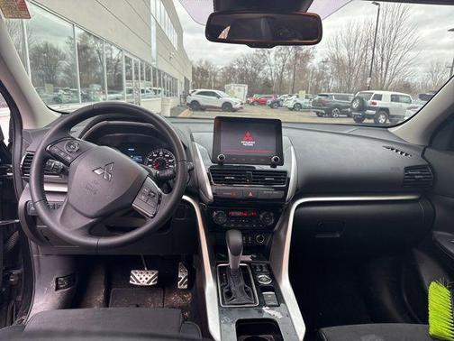 Labrador Black Pearl 2023 Mitsubishi Eclipse Cross SE