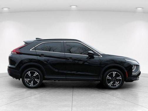 Labrador Black Pearl 2023 Mitsubishi Eclipse Cross SE