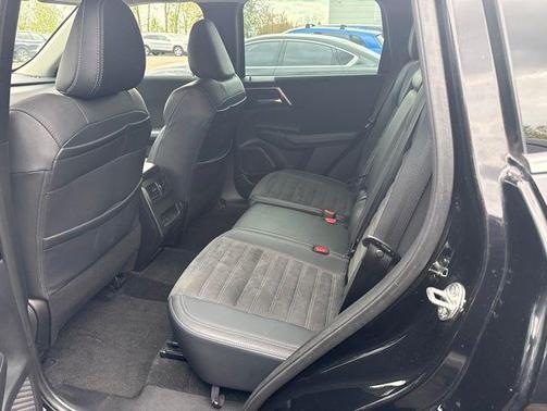 Labrador Black Pearl 2023 Mitsubishi Outlander ES 2.5 2WD