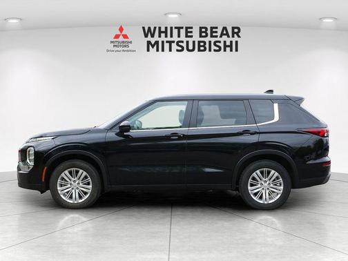 Labrador Black Pearl 2023 Mitsubishi Outlander ES 2.5 2WD