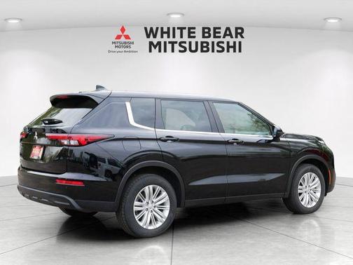 Labrador Black Pearl 2023 Mitsubishi Outlander ES 2.5 2WD
