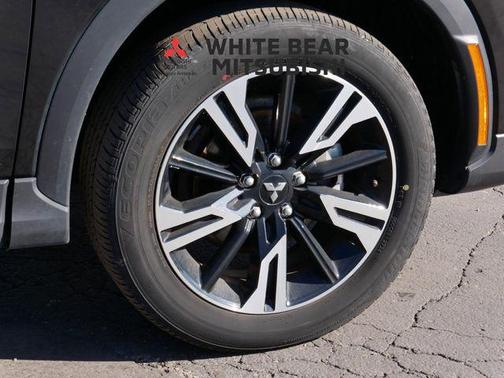 Labrador Black Pearl 2025 Mitsubishi Eclipse Cross SE