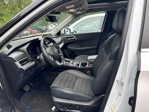 White Diamond 2023 Mitsubishi Outlander SE S-AWC