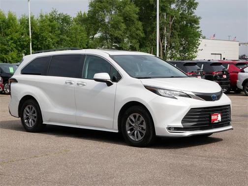 2023 Toyota Sienna XLE 8 Passenger