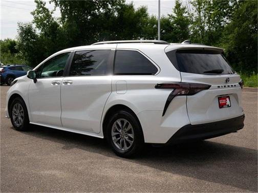 2023 Toyota Sienna XLE 8 Passenger