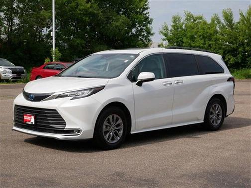 2023 Toyota Sienna XLE 8 Passenger