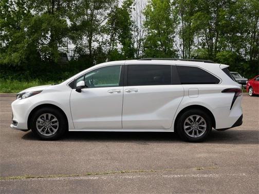 2023 Toyota Sienna XLE 8 Passenger