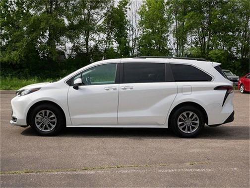 2023 Toyota Sienna XLE 8 Passenger