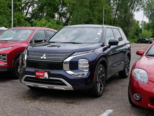 Cosmic Blue Metallic 2024 Mitsubishi Outlander SE S-AWC
