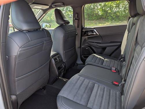 White Diamond 2026 Mitsubishi Outlander LE S-AWC