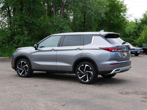 Mercury Gray Metallic 2024 Mitsubishi Outlander SE S-AWC