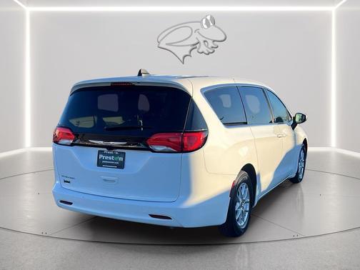 2022 Chrysler Voyager LX