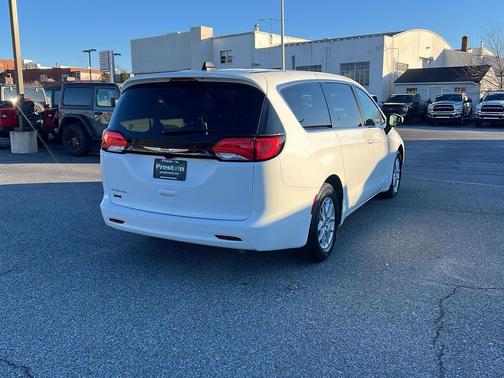 2022 Chrysler Voyager LX