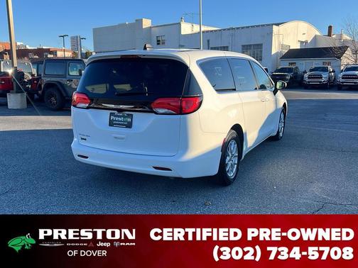 2022 Chrysler Voyager LX