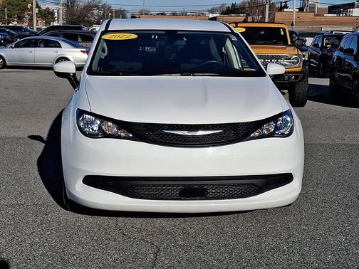 2022 Chrysler Voyager LX