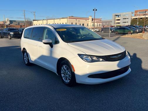 2022 Chrysler Voyager LX