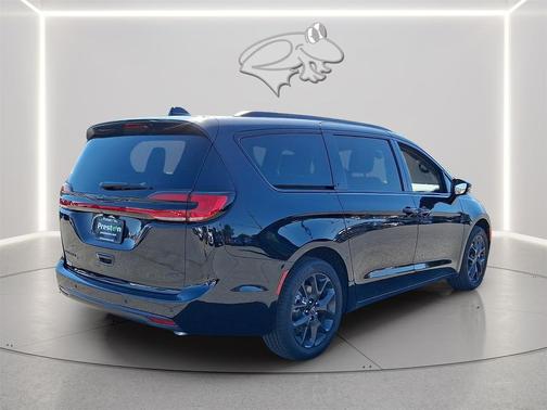 Diamond Black Crystal Pearlcoat 2026 Chrysler Pacifica L