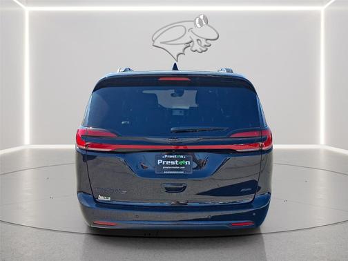 Diamond Black Crystal Pearlcoat 2026 Chrysler Pacifica L
