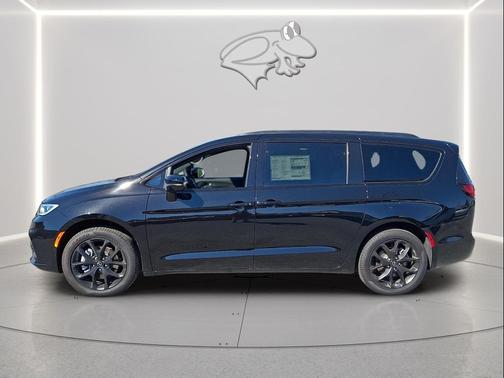 Diamond Black Crystal Pearlcoat 2026 Chrysler Pacifica L