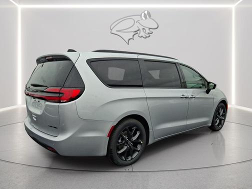 Silver Mist Clearcoat 2026 Chrysler Pacifica Limited