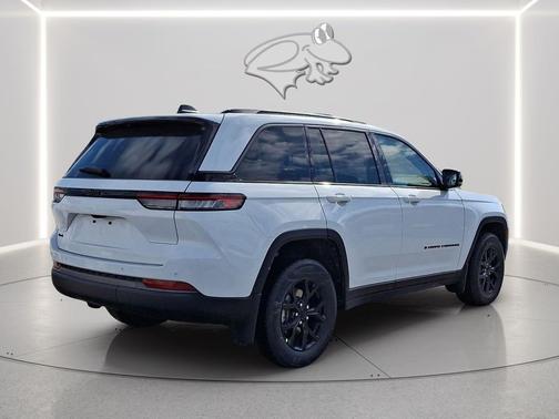 Bright White Clearcoat 2026 Jeep Grand Cherokee Altitude