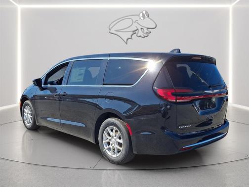 Diamond Black Crystal Pearlcoat 2026 Chrysler Pacifica L