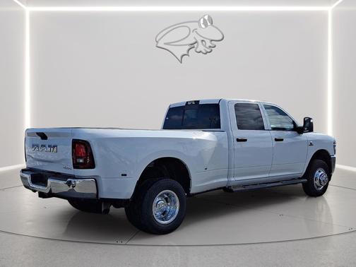 Bright White Clearcoat 2026 RAM 3500 Tradesman Crew Cab 4x4 8' Box