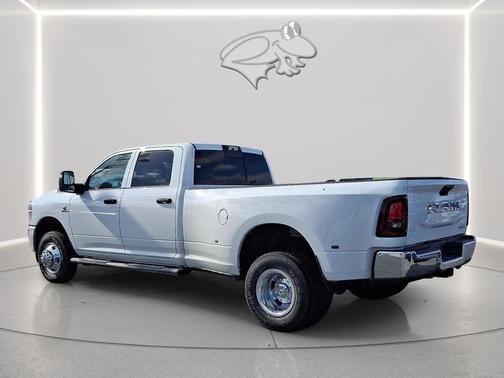 Bright White Clearcoat 2026 RAM 3500 Tradesman Crew Cab 4x4 8' Box