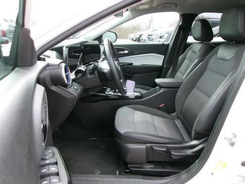 Summit White 2024 Chevrolet Trax LT