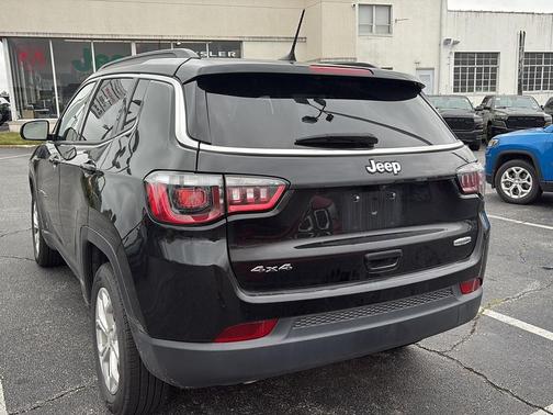 Diamond Black Crystal Pearlcoat 2024 Jeep Compass Latitude