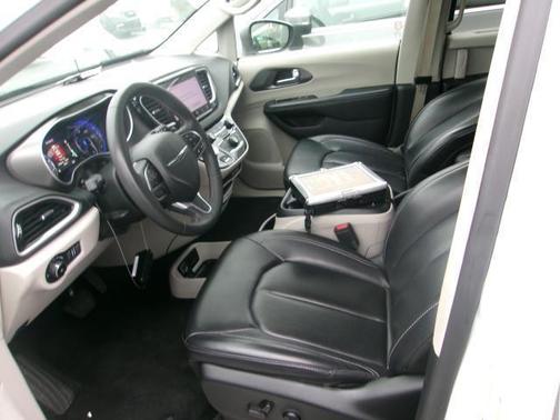 Bright White Clearcoat 2023 Chrysler Pacifica Touring L
