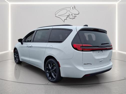 Bright White Clearcoat 2026 Chrysler Pacifica L