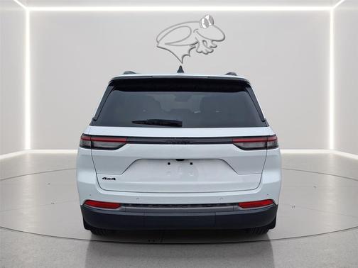 Bright White Clearcoat 2026 Jeep Grand Cherokee Altitude