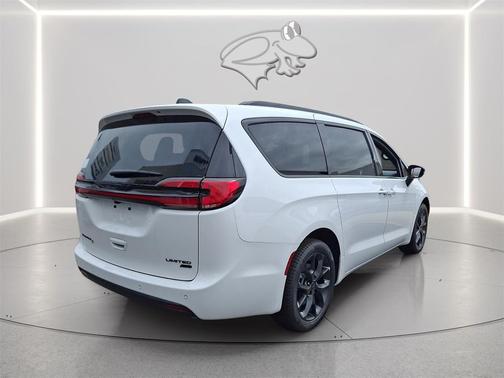 Bright White Clearcoat 2027 Chrysler Pacifica Limited