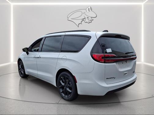 Bright White Clearcoat 2027 Chrysler Pacifica Limited