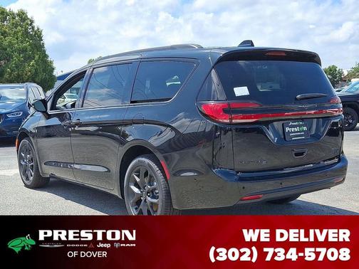 Diamond Black Crystal Pearlcoat 2025 Chrysler Pacifica Limited