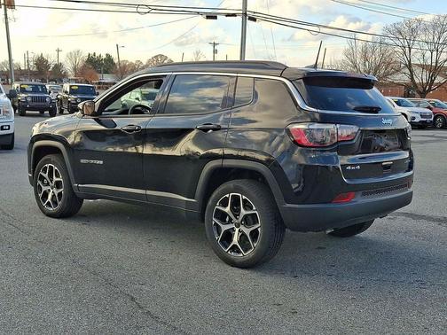 Diamond Black Crystal Pearlcoat 2026 Jeep Compass Limited
