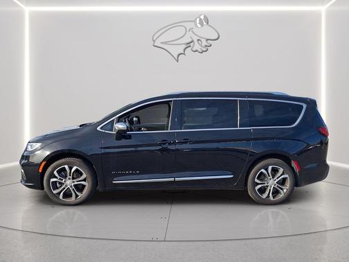 Diamond Black Crystal Pearlcoat 2026 Chrysler Pacifica L