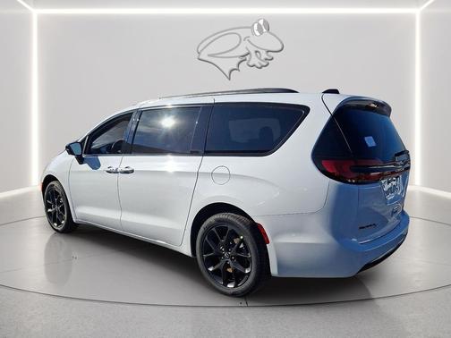 PW7 Bright White Clear Coat 2026 Chrysler Pacifica Limited