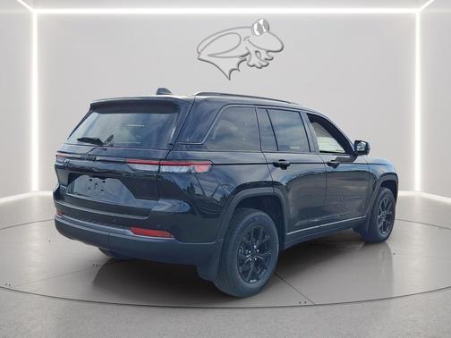 Diamond Black Crystal Pearlcoat 2026 Jeep Grand Cherokee Altitude