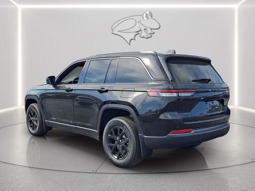 Diamond Black Crystal Pearlcoat 2026 Jeep Grand Cherokee Altitude